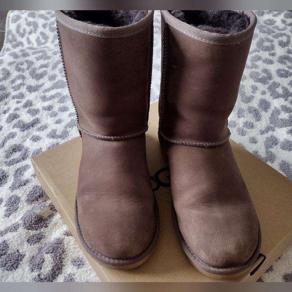 UGG Classic Short Leather Boots - Picture 3 of 7